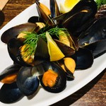 オルシックスティシックス - ムール貝のワイン蒸し（850円）
      