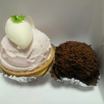 右：モーレンコック　左：レアチーズケーキ