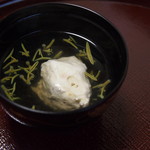 お椀 渡り蟹真丈ジュンサイ人参青柚子