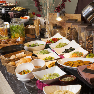 Lunch with a luxurious buffet including salads and fruits made with seasonal vegetables