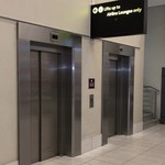 South African Airways Premium Lounge - エレベーターでラウンジ階へ