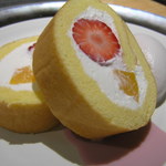 レストラン メルキュール - フルーツ・ロールケーキ　カシス・アイスクリーム