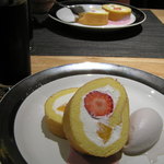 レストラン メルキュール - フルーツ・ロールケーキ　カシス・アイスクリーム