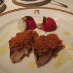 アピシウス - カマスのディアプル風とカプレーゼ。カマスの表面のサクサクのパン粉が素材を引き立てます。