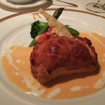 アピシウス - 甲殻類のショーソンは、サクサクのパイ包み焼きの中に、オマールとたらば蟹。そして仄かにチーズの風味～♪