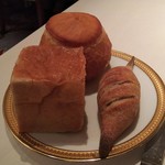 アピシウス - パンは３種類。バケットタイプのパンは結構硬いです。