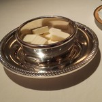 アピシウス - バターはパンに塗りやすいよう、小さいポーションにて提供されました。