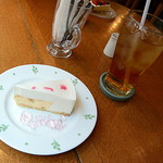 パパジョンズ - 桜ムースチーズケーキとダージリン