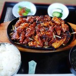 日韓ひろば - 骨付カルビ定食(中辛)は900円です(このコップキライ)