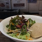 ナナイロパスタ - 平日ランチサービス 自家製パンとミニサラダ。