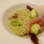 オステリア レ テッレ - 自然栽培米”亀の尾”リゾットそら豆 パルマ黒豚の生ハム