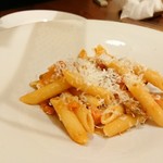 オステリア レ テッレ - トマトと豚肉のラグーのショートパスタにチーズをたくさんかけて