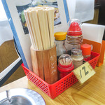 角屋食堂 - 卓上の調味料。座ること多い12番席でした。