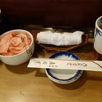 寿司芳 - 女将が、お茶を運んで来てくれます