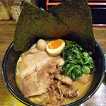 横浜家系 クマガ家 - ラーメン800円麺硬め。海苔増し100円。