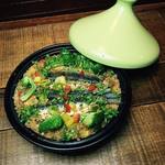 WORLD KITCHEN BAOBAB - いわしの旨みと酸味とスパイスの効いたモロッコソースを吸い込んだクスクスがおいしい！いわしとクスクスのモロッコタジン鍋