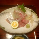 御刺し身定食のヤイトカツオ（右手前）、カンパチ（左手前）、コショウ鯛（奥）