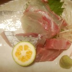御刺し身定食のヤイトカツオ（右手前）、カンパチ（左手前）、コショウ鯛（奥）