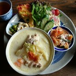 ティースペース　茶楽 - ♪♪♪♪シチューのような豆乳スープ  キャベツ  鶏肉  キッシュ    サラダ   切り干し大根とあげ     マカロニ