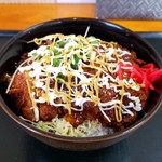 丼の芝楽 - マヨとマスタードをかけたソースかつ丼