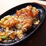 丼ダイニングライズ - 牛もつの鉄板炒め