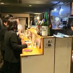 そらや - カウンター風景。標準8人ぐらいが立ち飲める。