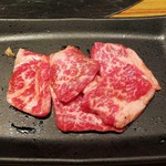 Yakiniku Kura - ちょっといいカルビ  辛口タレと相性抜群  肉汁じゅんわり