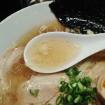 麺屋 愛心 - クリアな黄金煮干しスープ