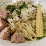 麺屋 六感堂 - スモークチャーシューとそら豆の和えそば温泉玉子付き