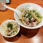 麺屋 六感堂 - スモークチャーシューとそら豆の和えそば温泉玉子付き＋春野菜のピラフ