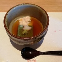 天ぷら うらかみ - 先付はもっちりよもぎ豆腐とトロリとした生湯葉、色づけされたゆり根が桜の花びらを演出