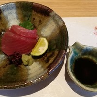 天ぷら うらかみ - 艶やかで旨味の濃い鰹のお造り、すだちがスッキリ爽やか