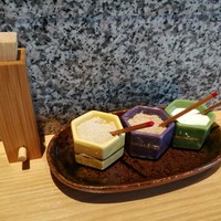 天ぷら うらかみ - 卓上にはお塩が3種類（アルプス岩塩、五島列島の藻塩、フランスゲランド産の塩）黒七味も
