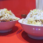 ラーメン二郎 - ＜参考＞大豚野菜（左）との比較