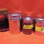 ラーメン二郎 - 卓上調味料