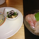 居酒屋 ちゅーりっぷと鯱 - 【前菜】甘エビとビーンズのひじきサラダ 越の鳥のマリネ 【刺身】真鯛とヒラマサ