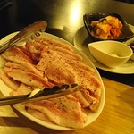 居酒屋 ちゅーりっぷと鯱 - サムギョプサルの肉