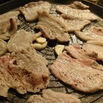 居酒屋 ちゅーりっぷと鯱 - サムギョプサルの肉