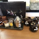 一成 - 卓上の薬味
      辛子高菜は無いけどハリハリ漬けが・・