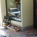 グローリアス - お店の外にはワインの瓶
