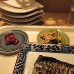 佳人 - 定食のご飯には香の物とお浸しの小鉢も添えられてました。
