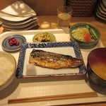 佳人 - 魚の焼ける音聞きながら暫く待つと注文した塩サバ定食７５０円の出来上がりです。
