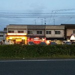 焼鳥 元吉 - 道を挟んで見えるのが左から「鬼鉄」「山ちゃん」「焼鳥 元吉」です(2018.05.22)