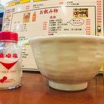 まる福 - 卓上にあったお塩の瓶と比較してみた。
今ままで食べた煮込みの中で、コレ程大きいものがあっただろうか？それでいて370円は相当お得。ご飯を合わせたら最強の定食になるだろうなぁ。