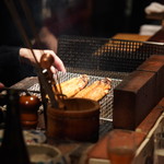 野口太郎 - ウナギを焙る