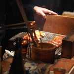 野口太郎 - 手羽先を焙る