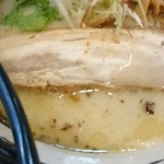 麺場 ふうらいぼう - チャーシューはスープの熱が入るとホロホロの柔らかさ。