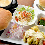 Troom Cafe - 本日の数量限定ランチ　焼たてパンorごはん食べ放題