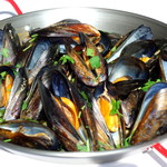 Mega portion! ! Share with everyone! Wine-steamed large mussels from Miyagi 1,280 yen (excluding tax)