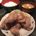 タオ - 若鶏唐揚げ 900円